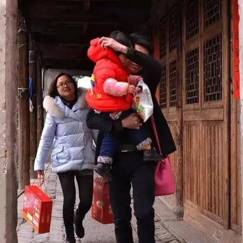 大年初二，春风送暖，万象更新。女儿回娘家，这一传统习俗如同岁月长河中一颗璀璨的明