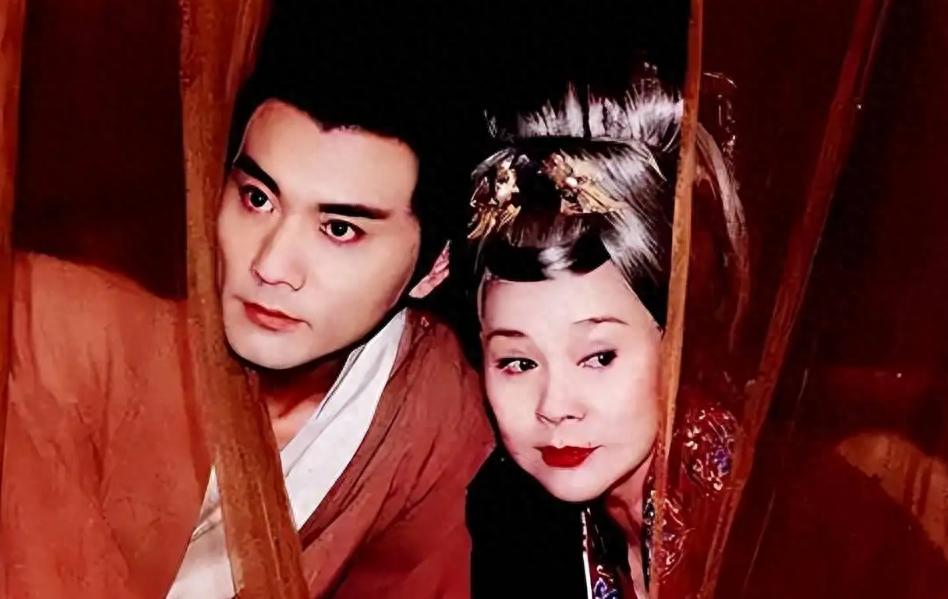 张易之、张昌宗的母亲阿臧，看上了35岁的宰相李迥秀，武则天下令李迥秀服侍阿臧。不