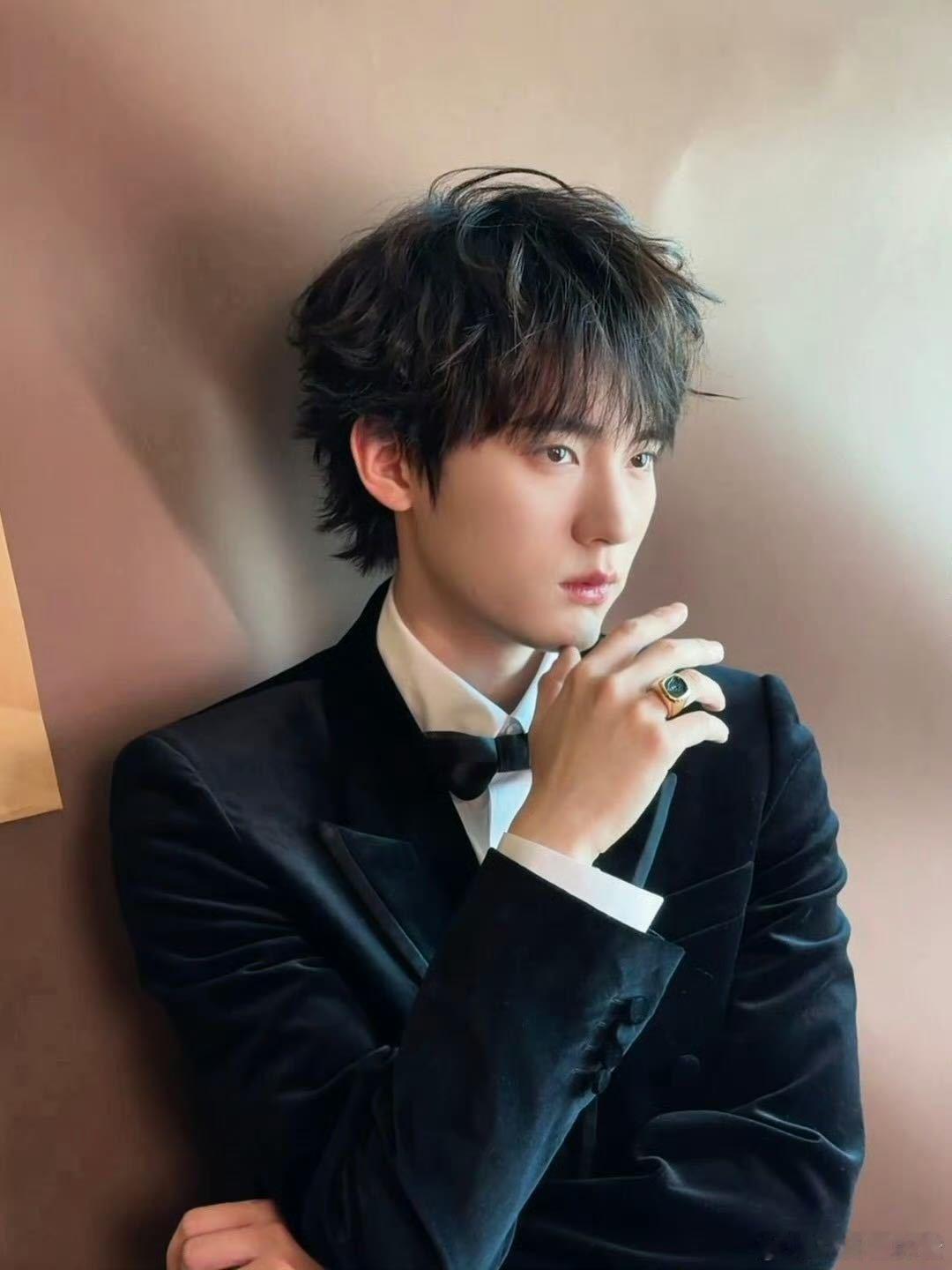 周翊然徐志胜 少爷和我 周翊然视界大会正装绝了！丝绒材质自带复古滤镜，贵气感溢出