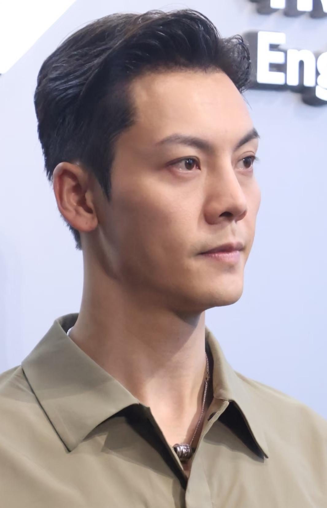 我给奶奶看了陈伟霆的照片

她沉默了很久

突然说了一句话，这个男的是不是特别招