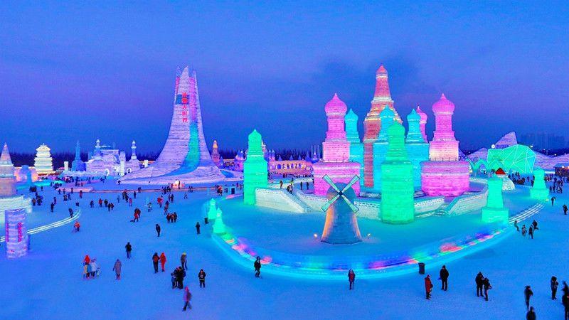 哈尔滨冰雪大世界大寒不寒冰天雪地里泡温泉、雪屋里吃火锅，哈尔滨把“冰火两重天”玩