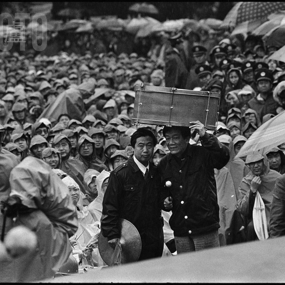 1998年，侯耀文的留影，拍摄于辽宁鞍山鞍钢大白楼广场，主人公是相声艺术家侯耀文