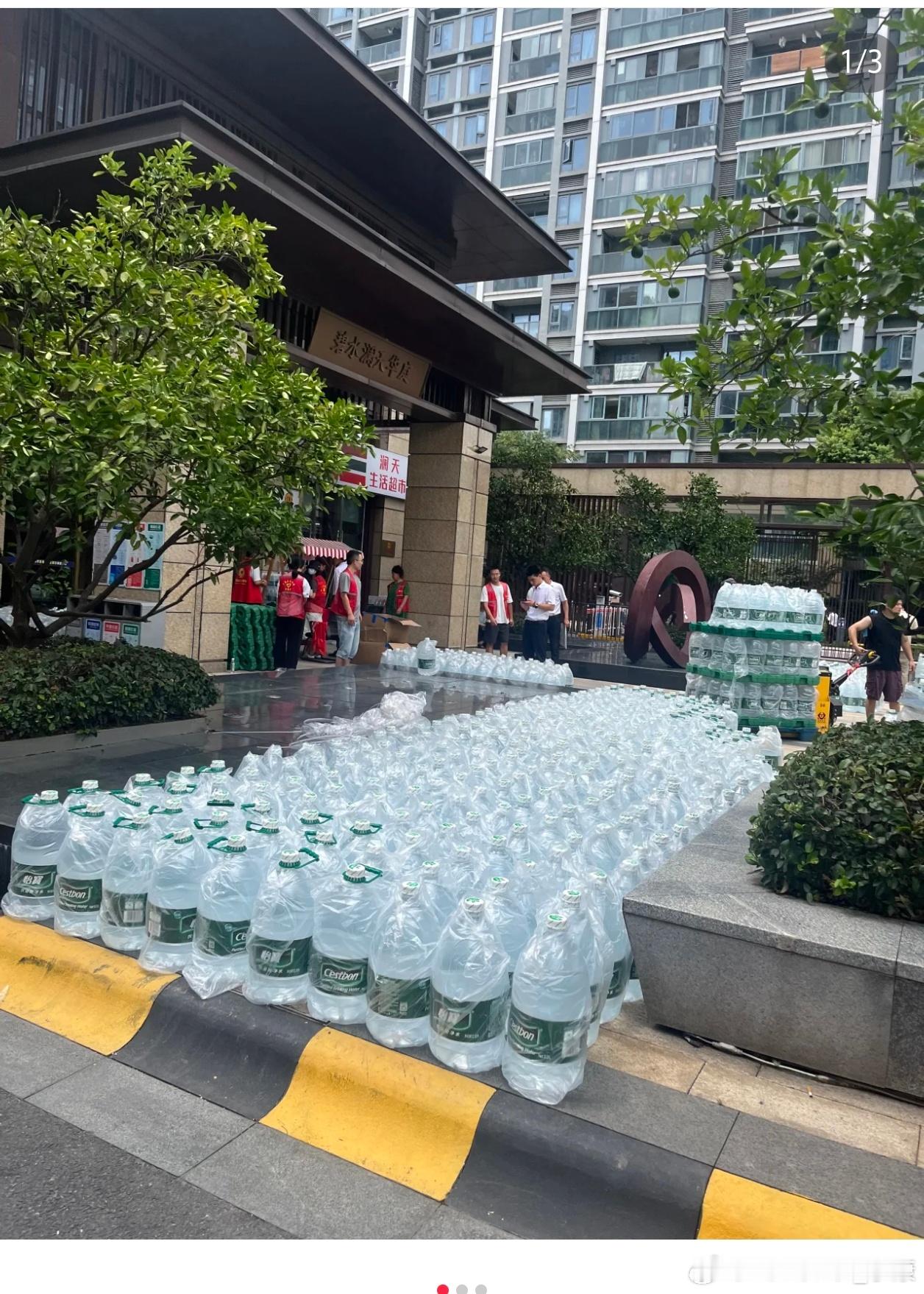 杭州水污染，带动了当地纯净水的销量。[允悲] ​​​
