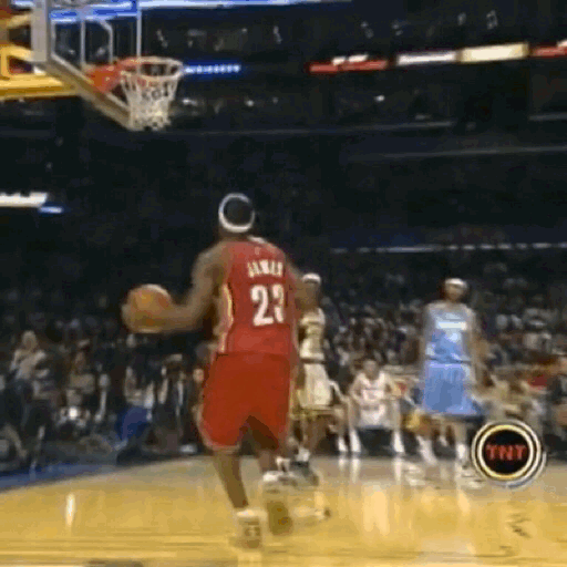 詹姆斯少有的胯下扣篮