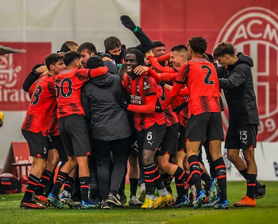 本赛季AC米兰青年队拿到过出场机会的球员：15岁 - 卡马达（前锋）17岁 - 