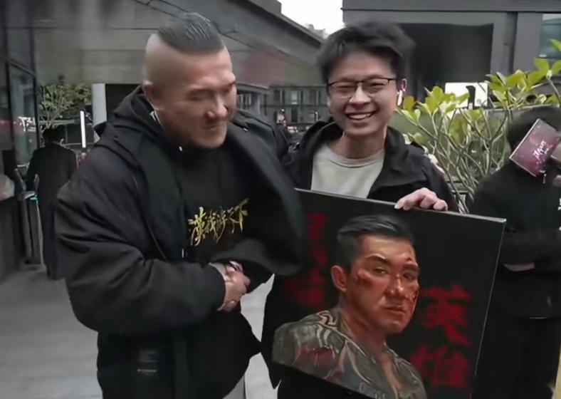 台湾馆长陈之汉在广州参访，有广州粉丝倾情献画，赞其“民族英雄”。 