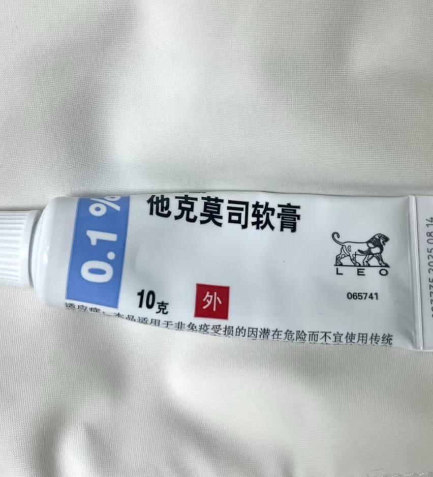 冬季唇炎怎么选软膏。今年冬季我又成功被唇炎折磨到崩溃。嘴唇干到掉皮、裂...