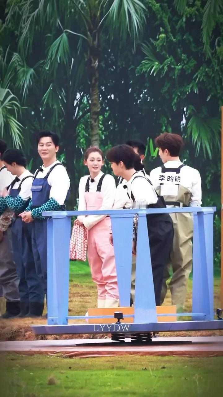 李昀锐你就皮吧 小心待会儿范丞丞糊你一身泥李昀锐用屁股撞范丞丞李昀锐翘臀攻击范丞