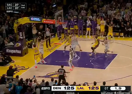 比赛最后0.5秒，东契奇后撤步中投准绝杀掘金今日湖人以127-125战胜掘金。比