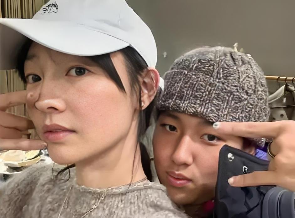 1月29日凌晨，白百何在社交媒体上罕见晒出与18岁大儿子元宝的正面合照。这是她首