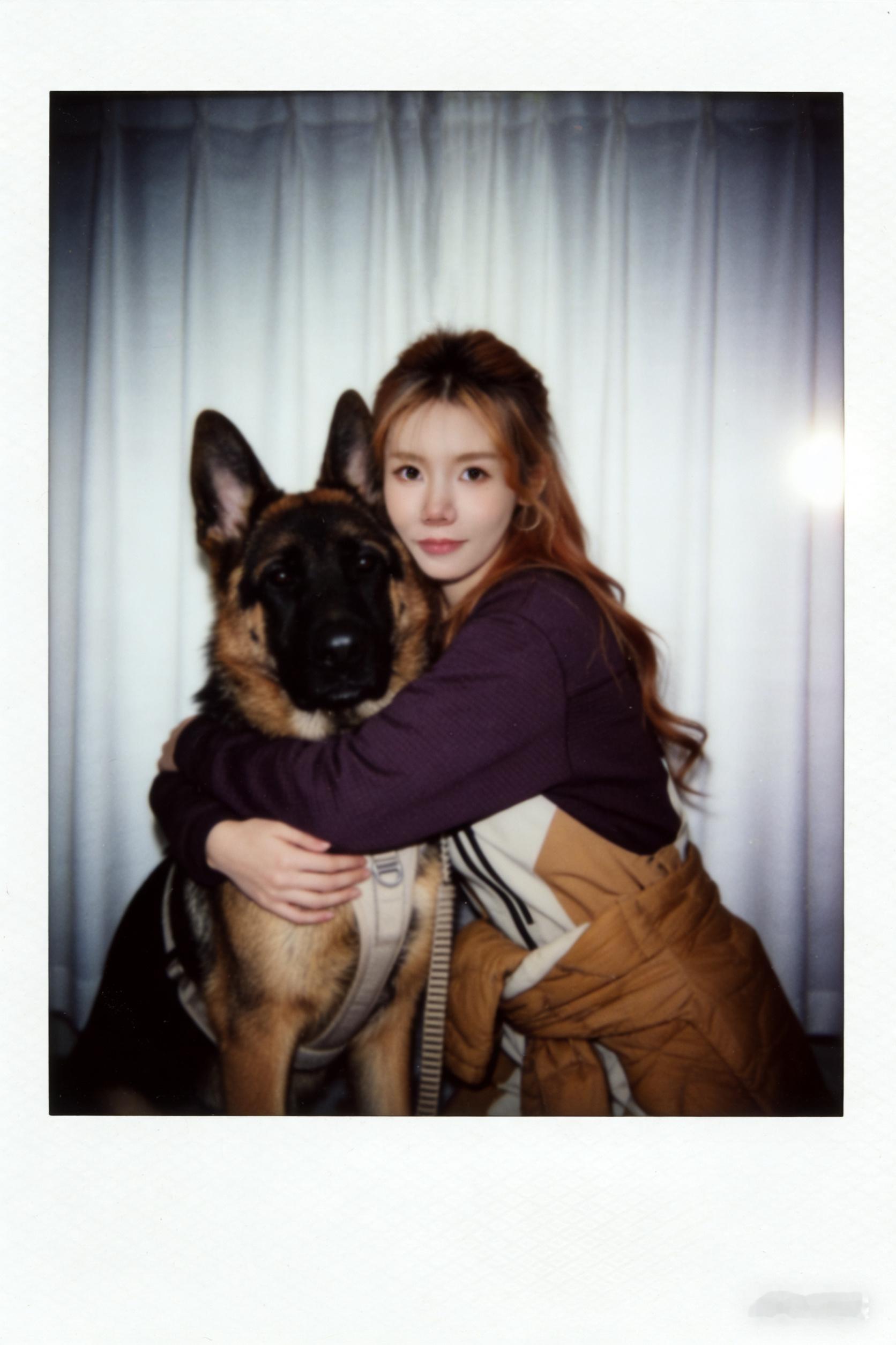 人类用尽词藻描述真心，小狗只会眨巴黑漆漆的眼睛淘气的时候，捣乱的时候，黏人的时候