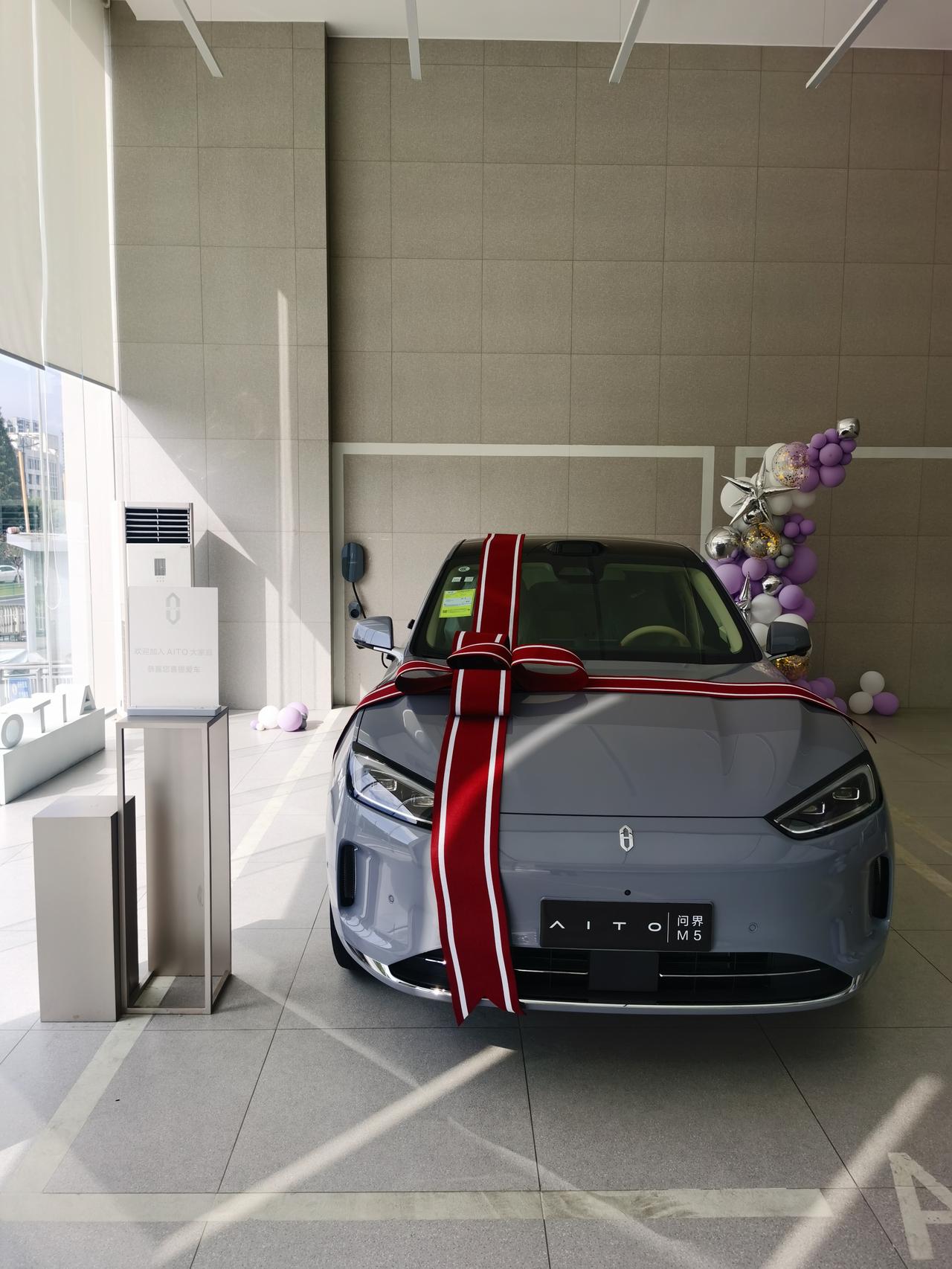 今天是个好日子，终于迎来了我的新伙伴——问界M5。

在众多颜色中，我一眼就相定