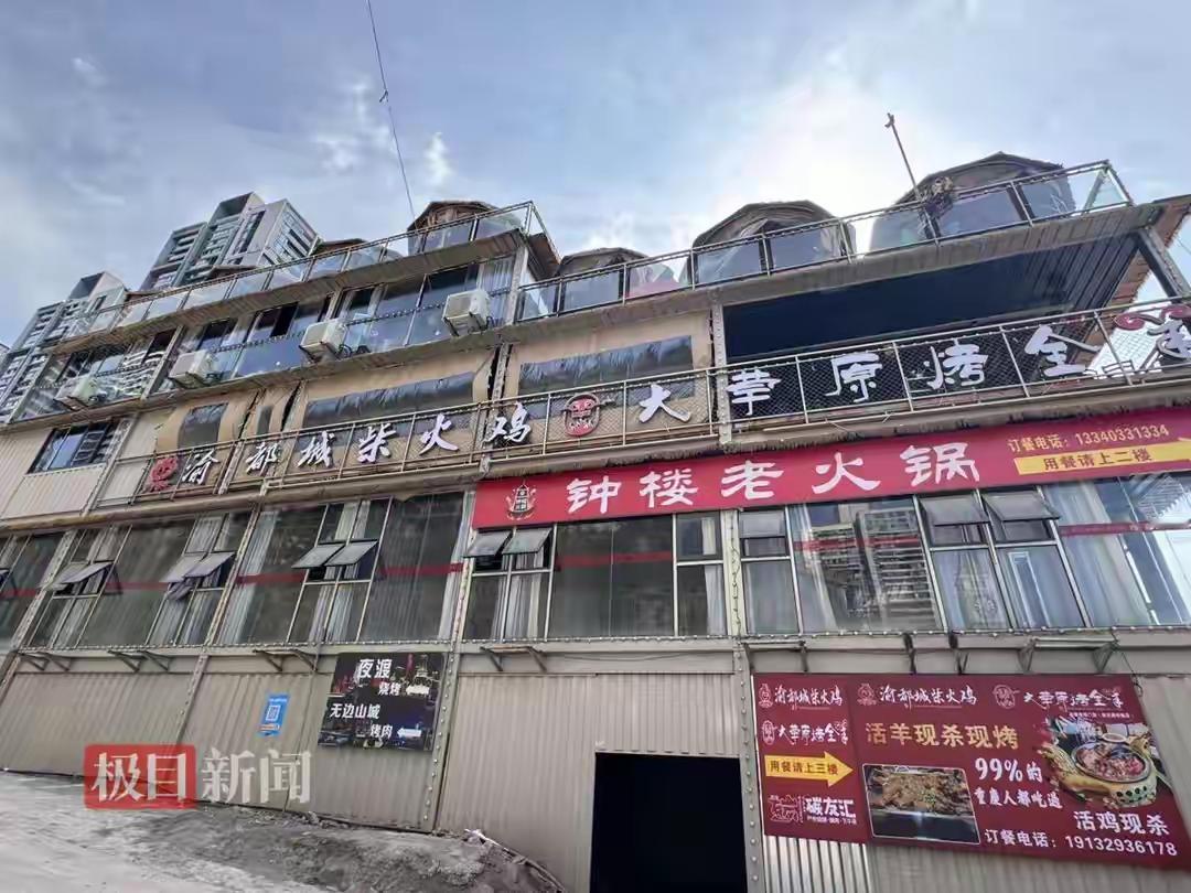 “36斤活羊烤完仅6.9斤”系餐馆非正常投喂增重，记者现场实探：店内无顾客，店员