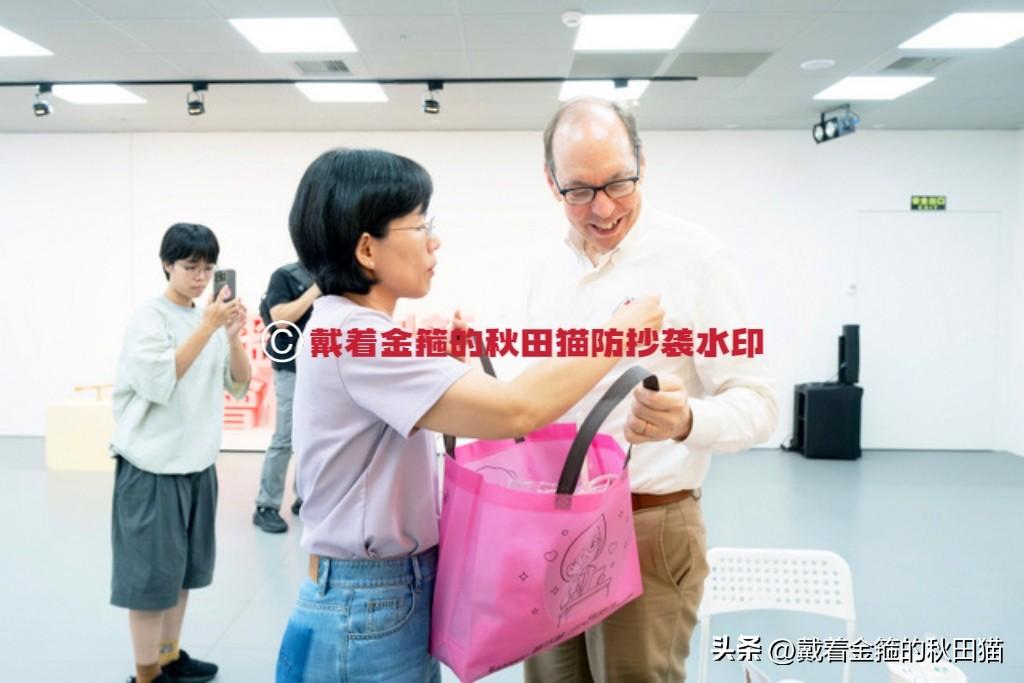 沈伯洋让当年老师惊呆！
戴杰教授诧异：当年拿球棒护同学的男生，不懂市政，现在还要