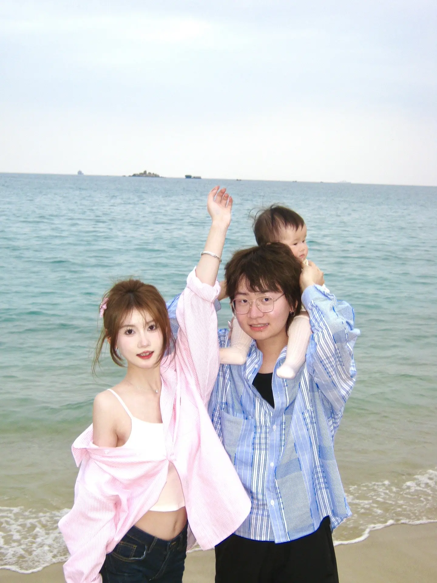 第一次来海边是怀孕7个月 现在女儿快九个月了又来了一次 感觉真的很不一...