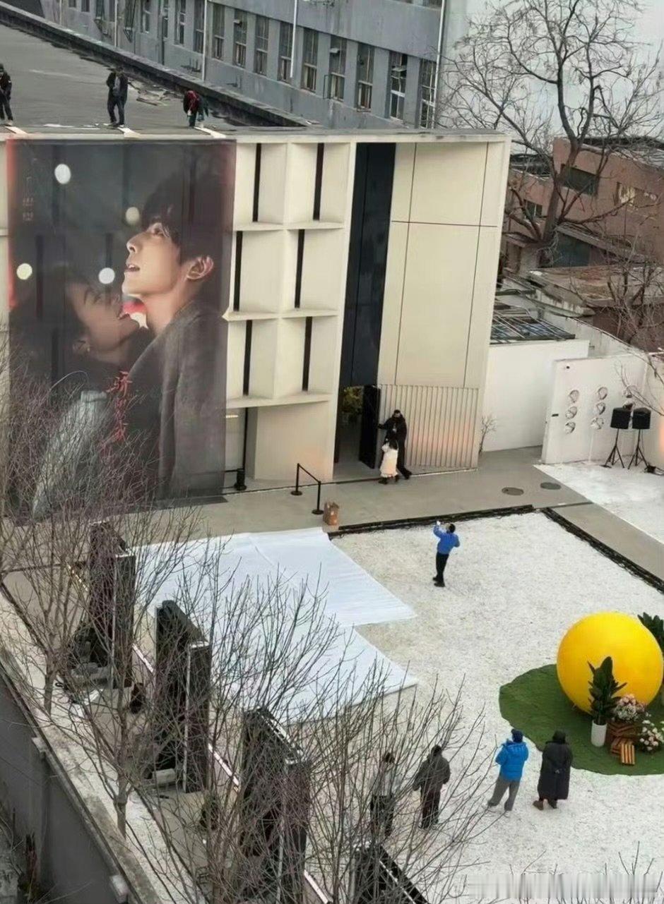 骄阳似我庆功宴大海报 骄阳庆功宴大海报已经挂上了 