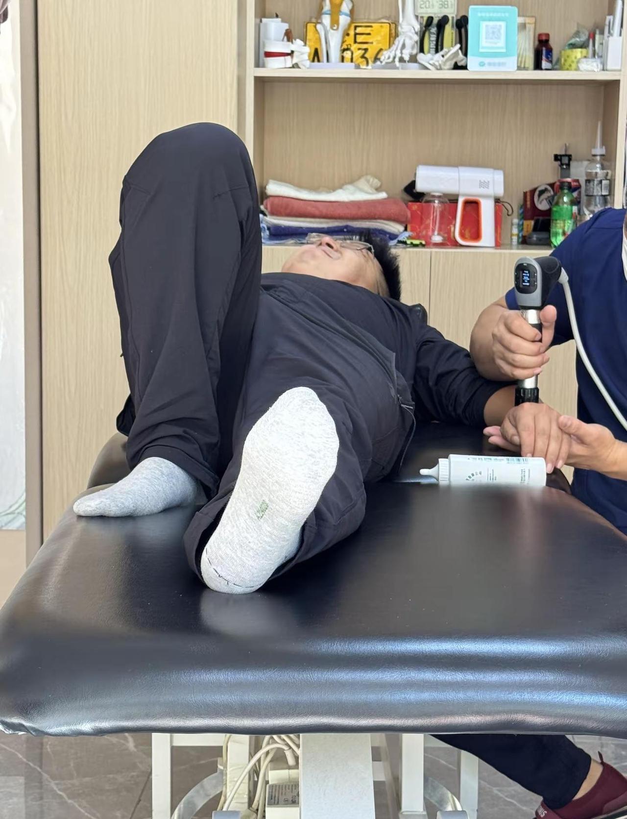 我想夫妻这一页应该是风雨同舟，相濡以沫，行囊羞涩也无恨，难得夫妻是少年，眼泪噼里