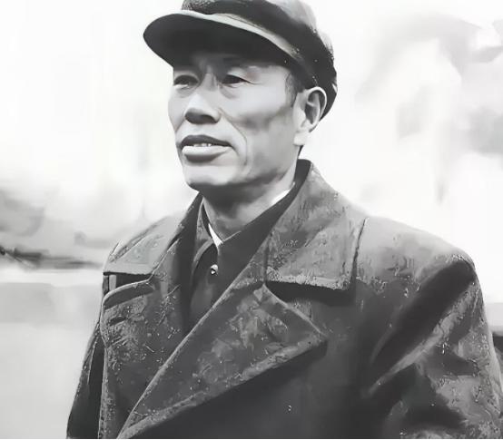 对越反击时，军委让邓华指挥，邓华拒绝道：我不合适，有两个原因。对越自卫反击战动员