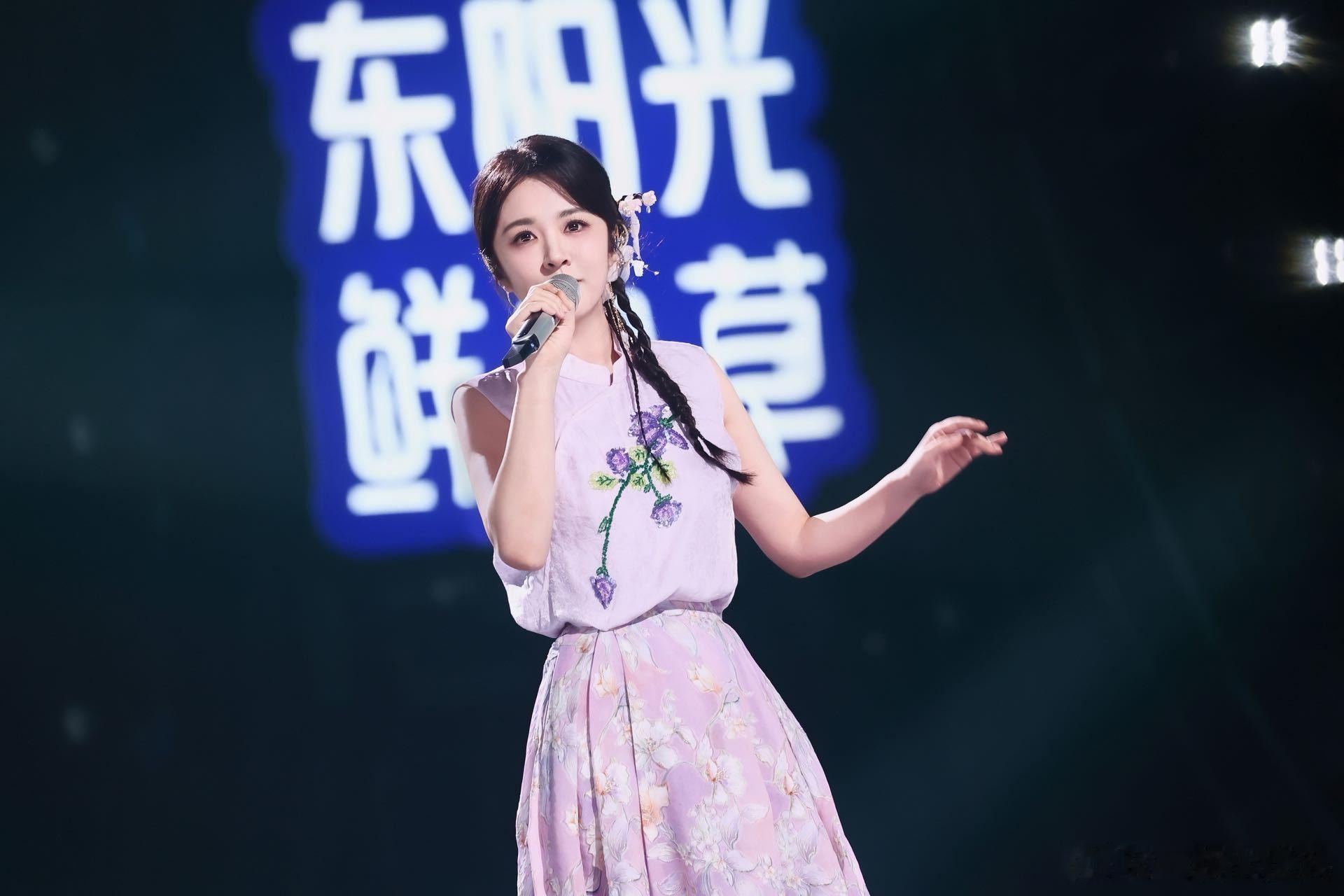 王晓晨第一次以歌手身份站上舞台 终于对王晓晨旦角出身有实感了！原来戏曲练出来的气