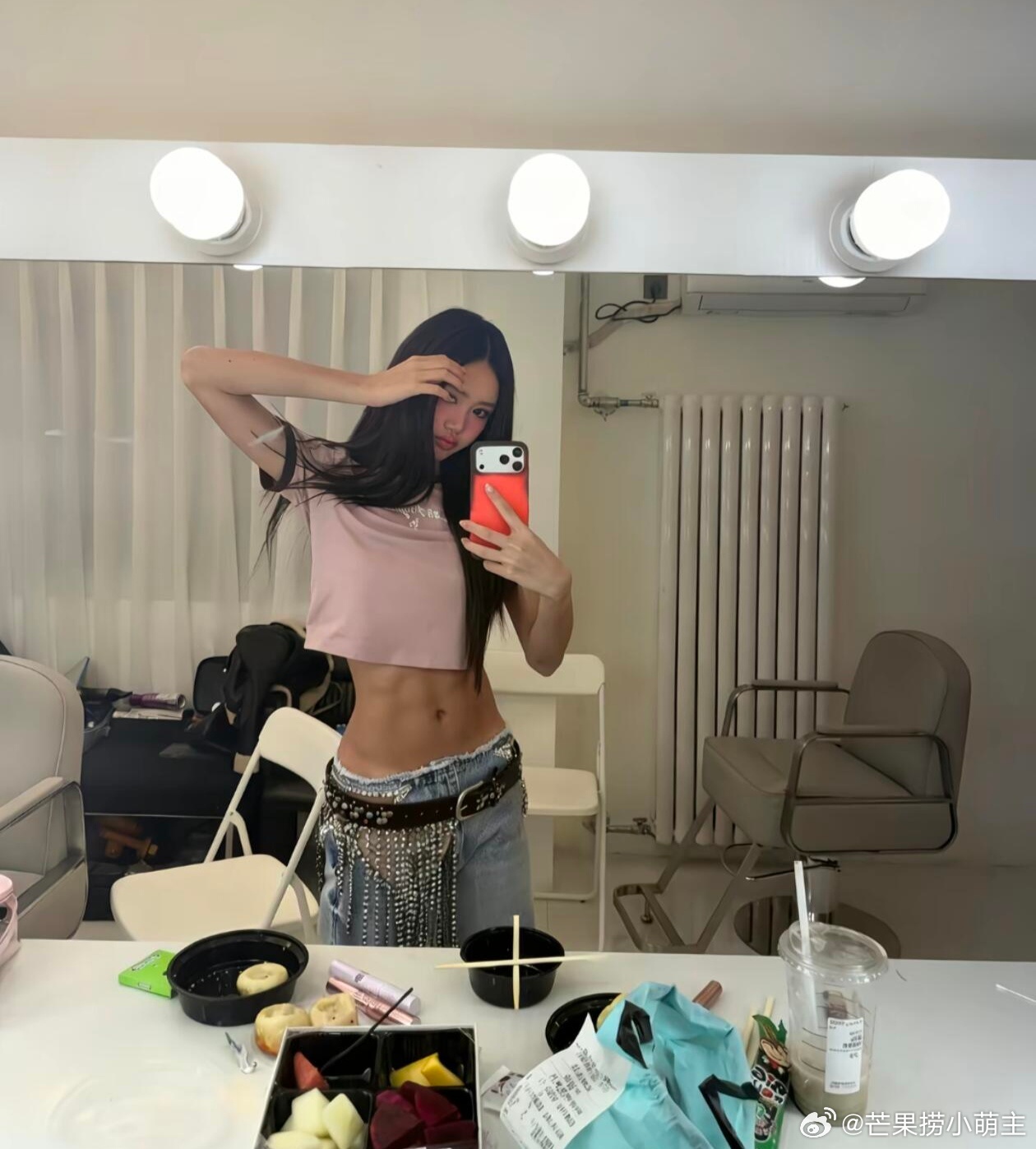 钟丽缇小女儿腹肌照钟丽缇小女儿腹肌线条 钟丽缇小女儿穿露腰上衣对镜自拍，腹肌线条