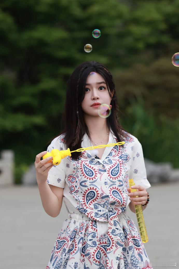 邂逅一场听觉盛宴，陈妍希来到歌手现场，专心欣赏各位实力歌手的舞台陈妍希去看歌手了