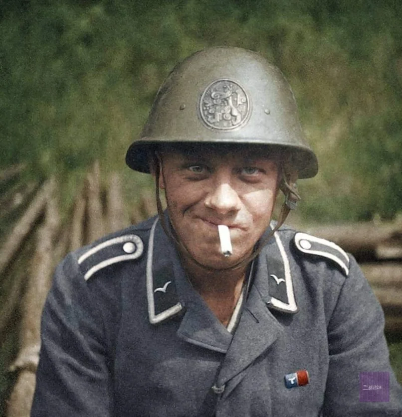 1940年5月在荷兰，一位戴着他保存的纪念品荷兰(M34) 陆军头盔的...