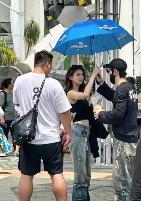 刚刚刷到黄晓明新恋情曝光，网友在新加坡环球影城偶遇黄晓明，他穿得很低调，口罩帽子