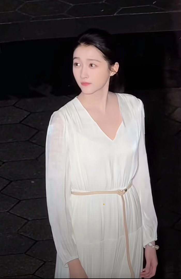 关晓彤一撑伞就出神图关晓彤独树一帜的气质太戳人，褪去华丽修饰反而愈发亮眼，高挑身