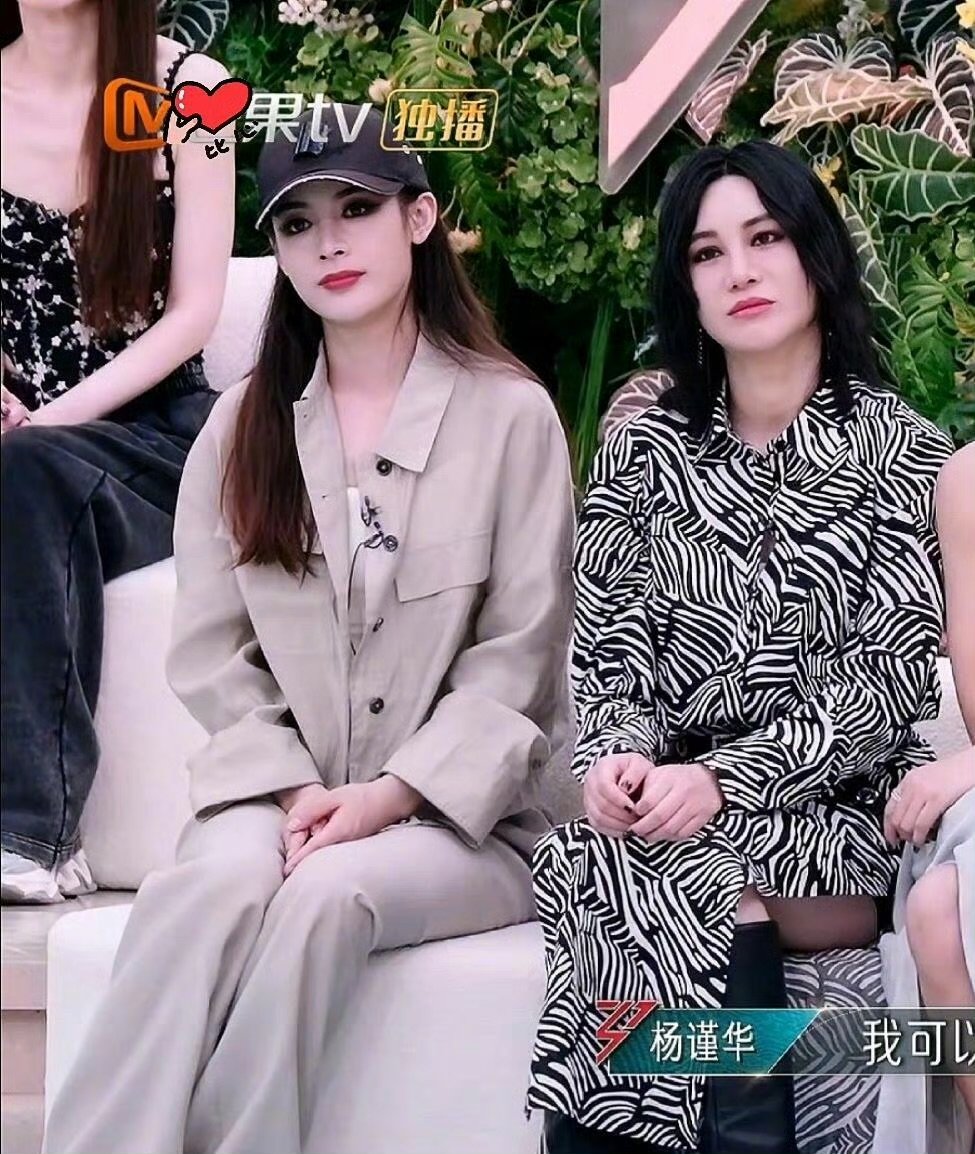 谁懂！ 陈丽君演出现场偶遇尚雯婕朱丹  ，三大明星齐聚，精彩程度爆表。 