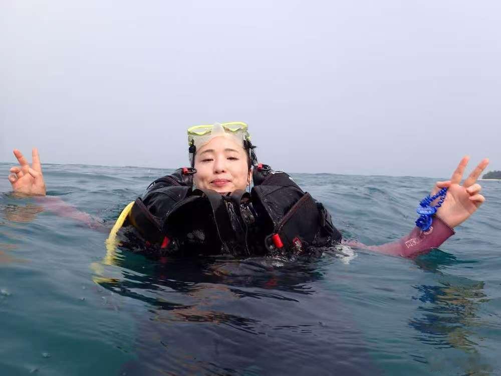 突然翻到六年前带爸妈去潜海的照片，还好那时候去体验了一下，要现在的年龄和身体状况