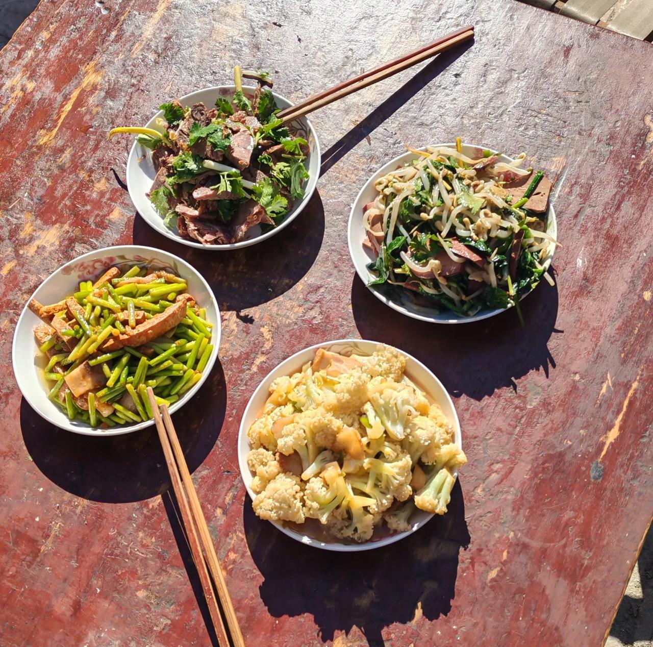 这就是河南的年中饭“大餐”了。全国最差没有之一了吧！晚上是一碗饺子🥟就算过年了