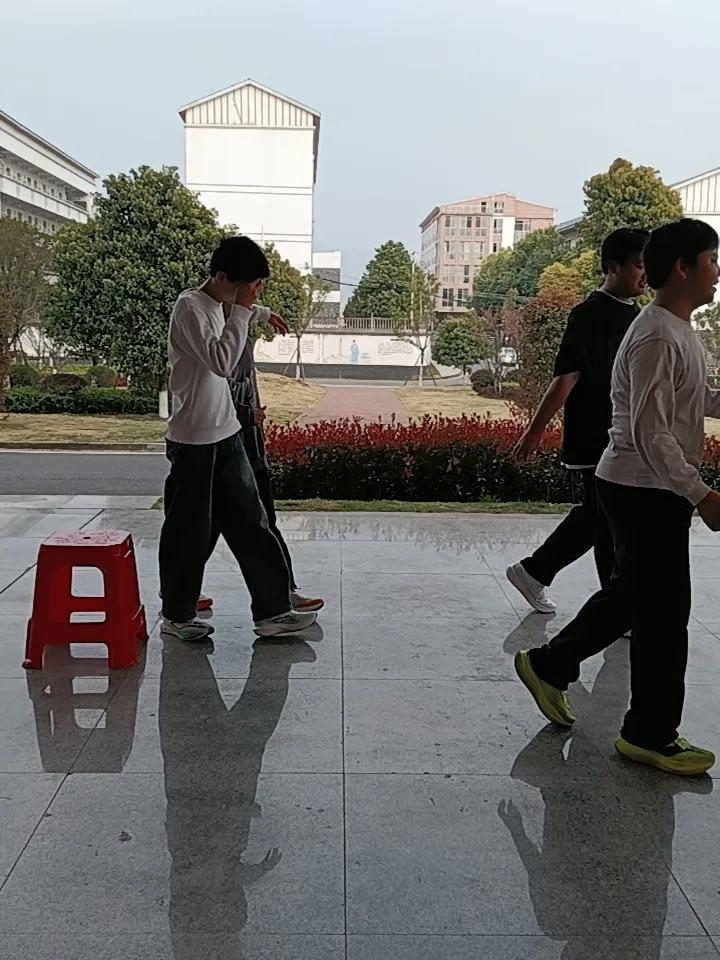 今天是3月17号，星期二，晴，同学们下课了，都出去跑步