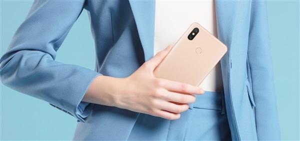 【REDMI 7英寸旗舰年底见】据数码博主爆料，REDMI正在测试一款配备7英寸