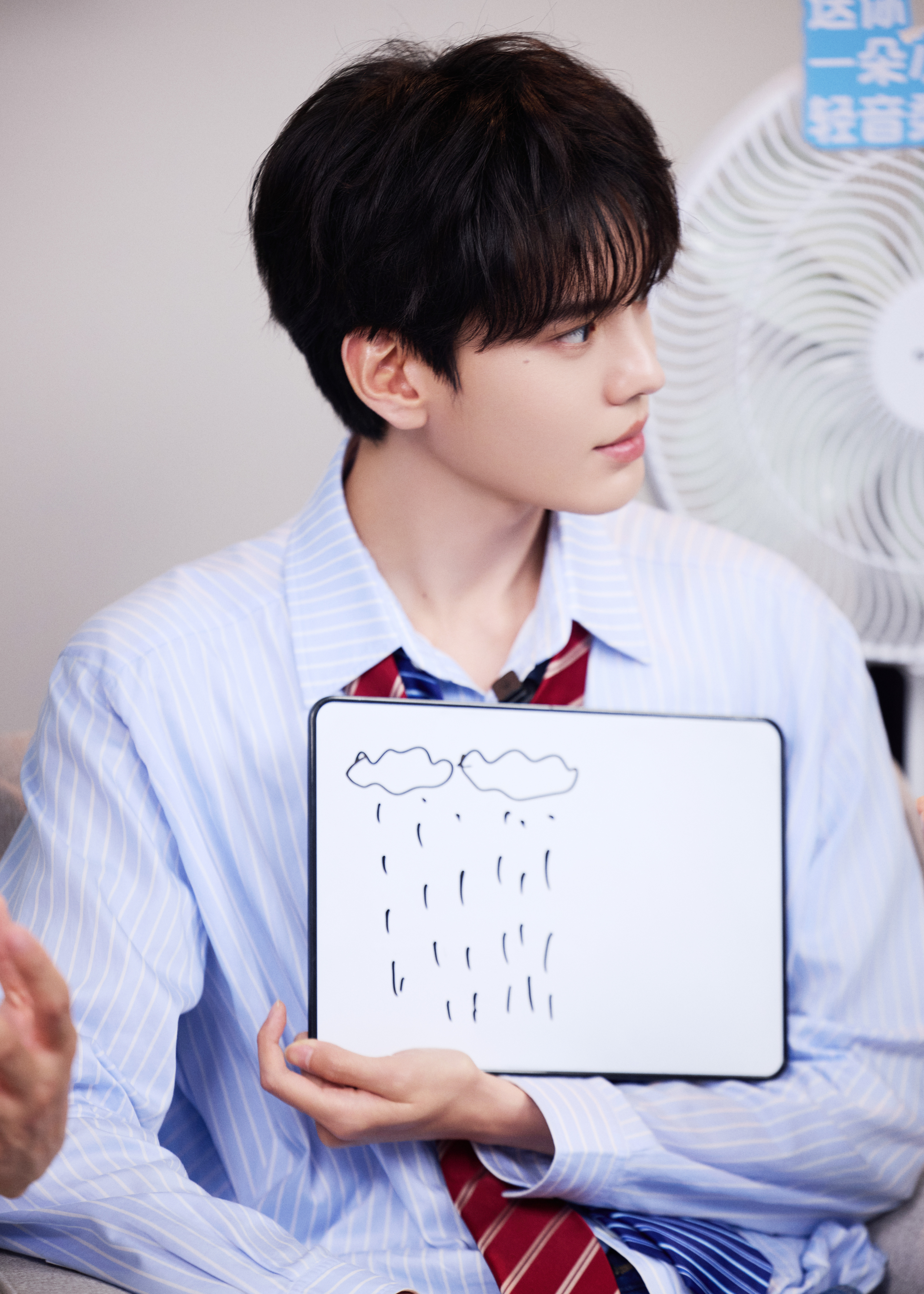 毕雯珺  · 格力电器青春挚友毕雯珺 分享消暑妙招，感受夏季微风。
