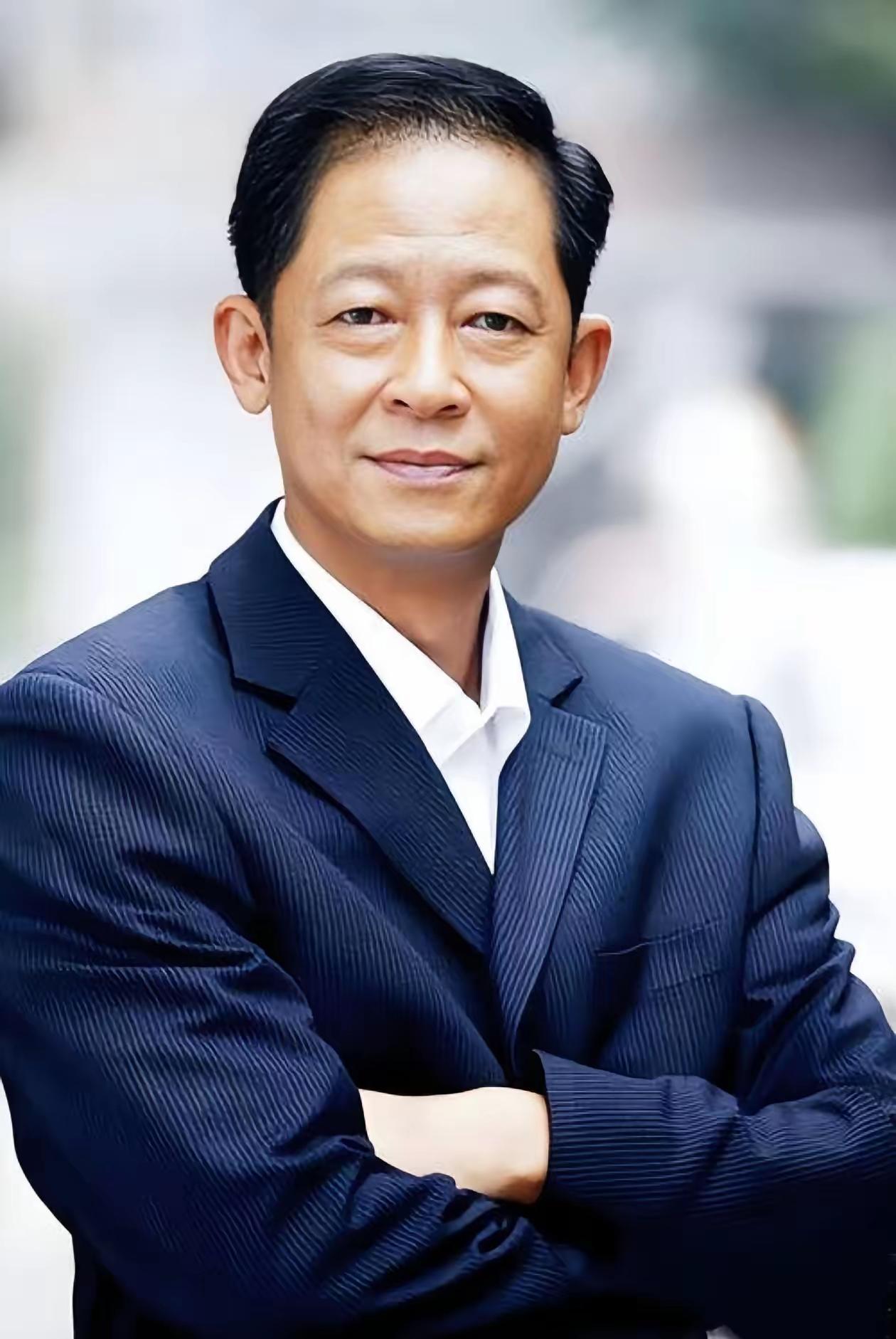 王志文有段台词，点醒了无数男人：
“和女人玩，如果你发现她漂亮，情商又高，说话滴