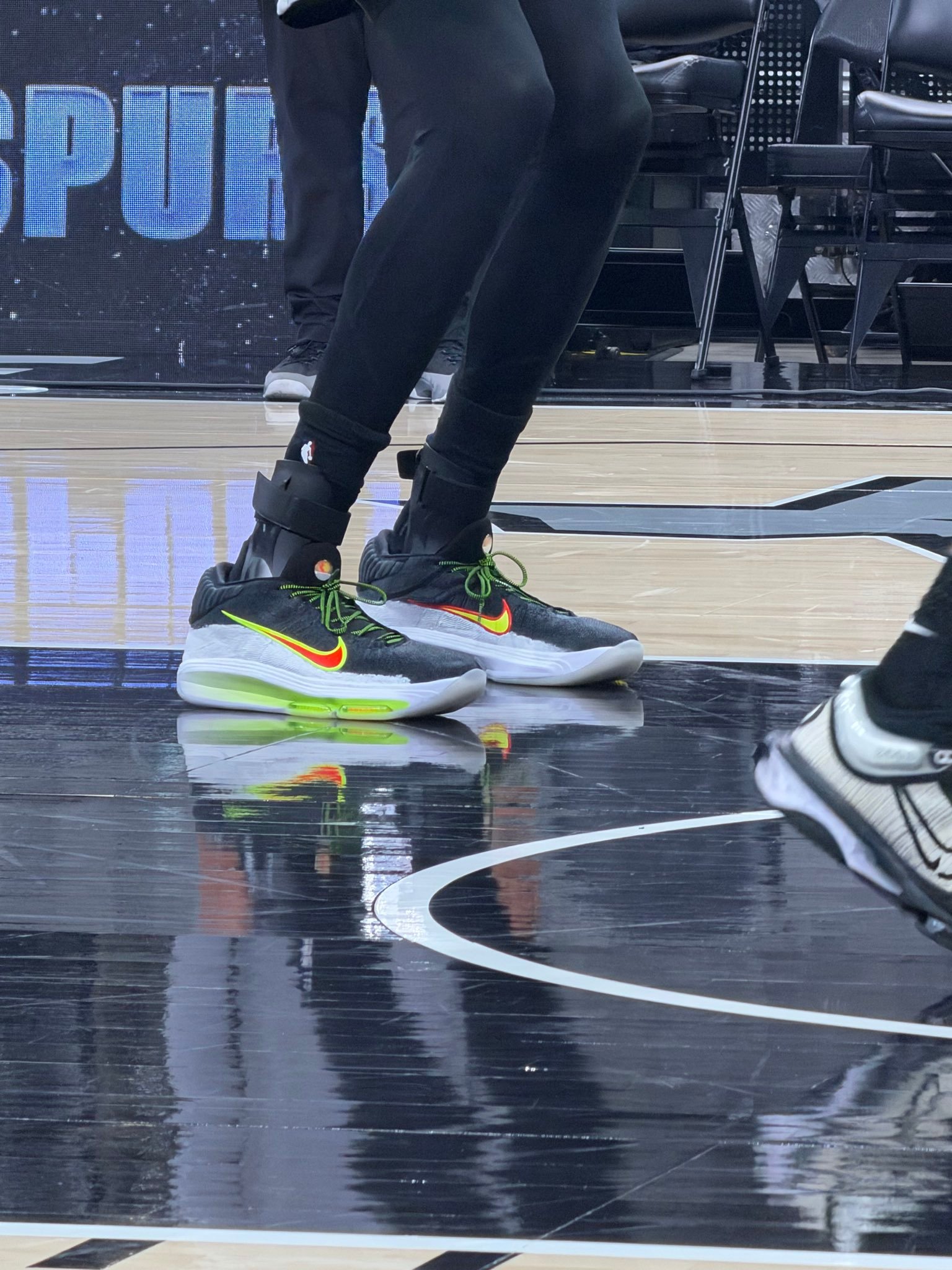 文班给自己脚踝加了一层额外的护具👀掘金vs马刺