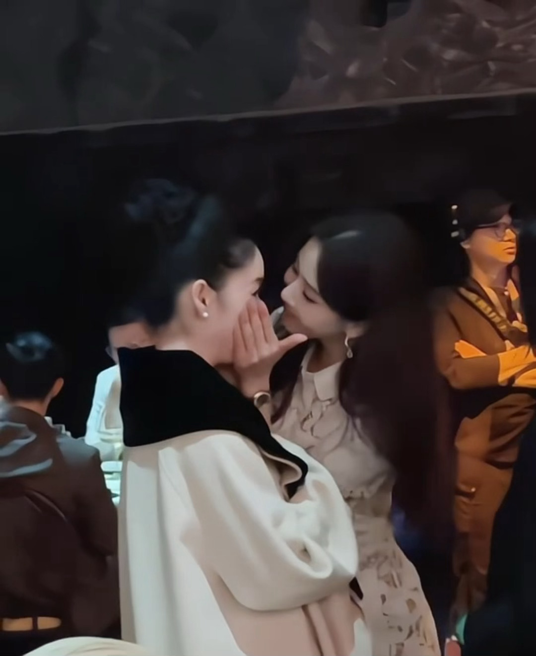 刘诗诗捧着郭晓婷的脸贴贴，我们仙剑组龙葵花楹感情就是好啊🥰 