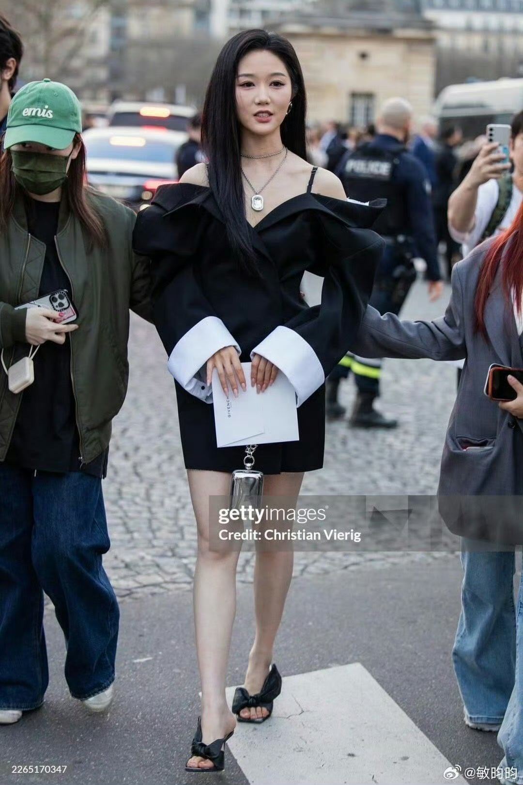 岳雨婷G社出图  纪梵希大秀现场的岳雨婷也太亮眼了！一身剪裁利落的黑色套装，站在