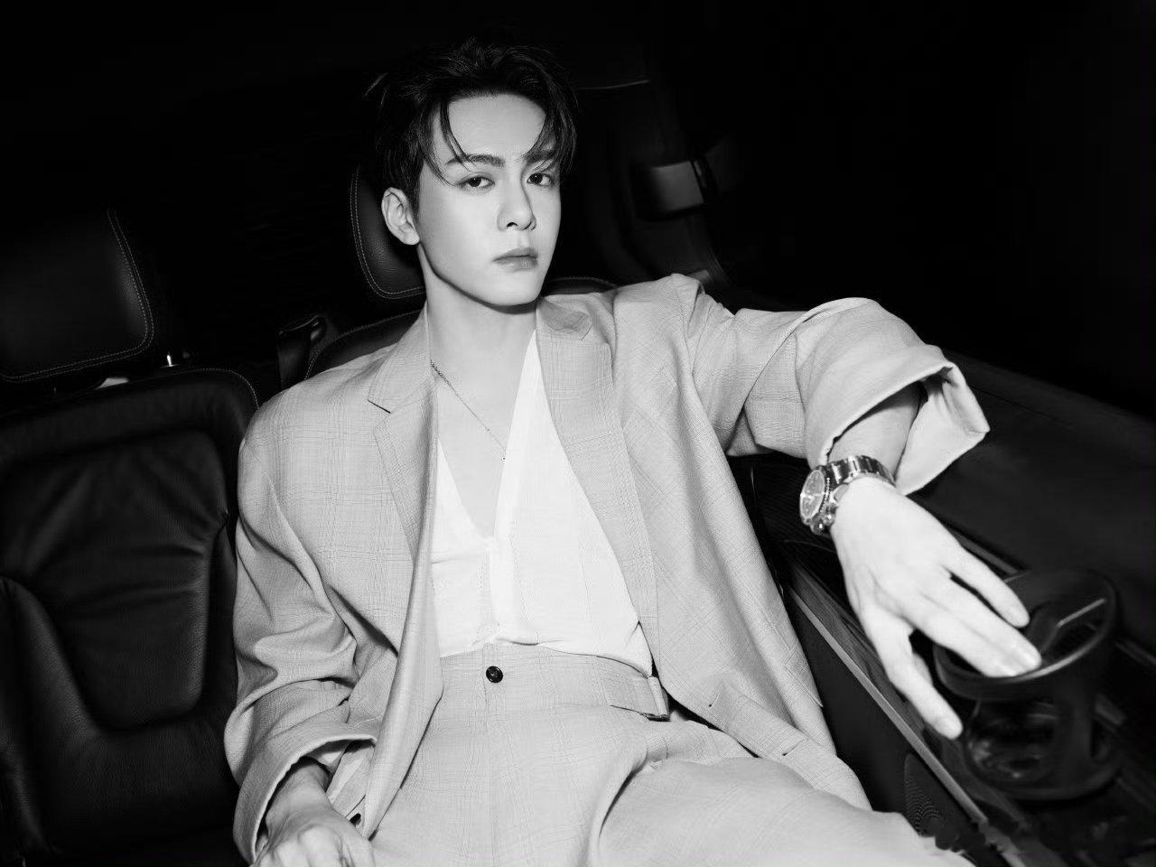 曾舜晞粉丝吃这么好吗  曾舜晞帅在生图里凸显，如同现偶男主耀眼夺目。气质独特，与