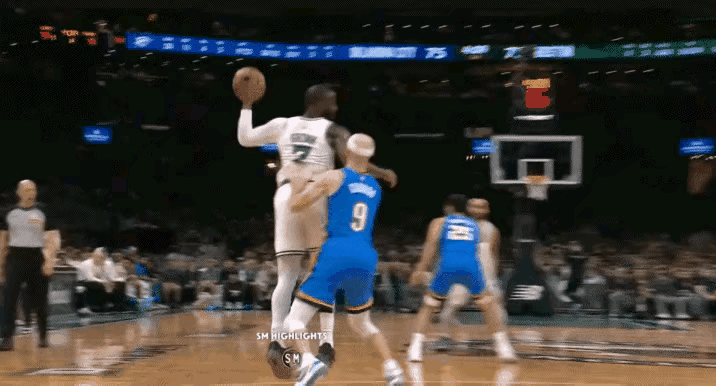 广东队什么时候能出个这样的球员呢？
转身，加速，起跳，隔扣，一气呵成，以前大概只