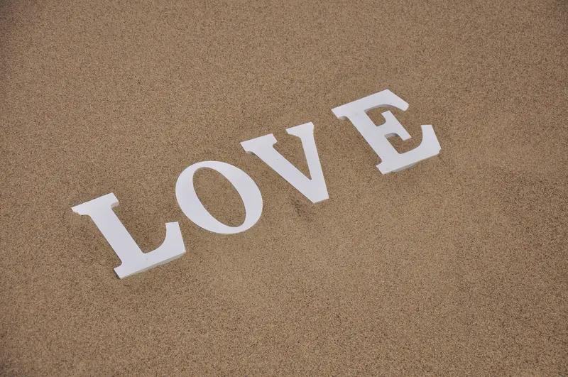 相爱容易相守难,所以什么是爱呢? 相爱容易相守难，爱到底是什么呢？我觉得爱不是热