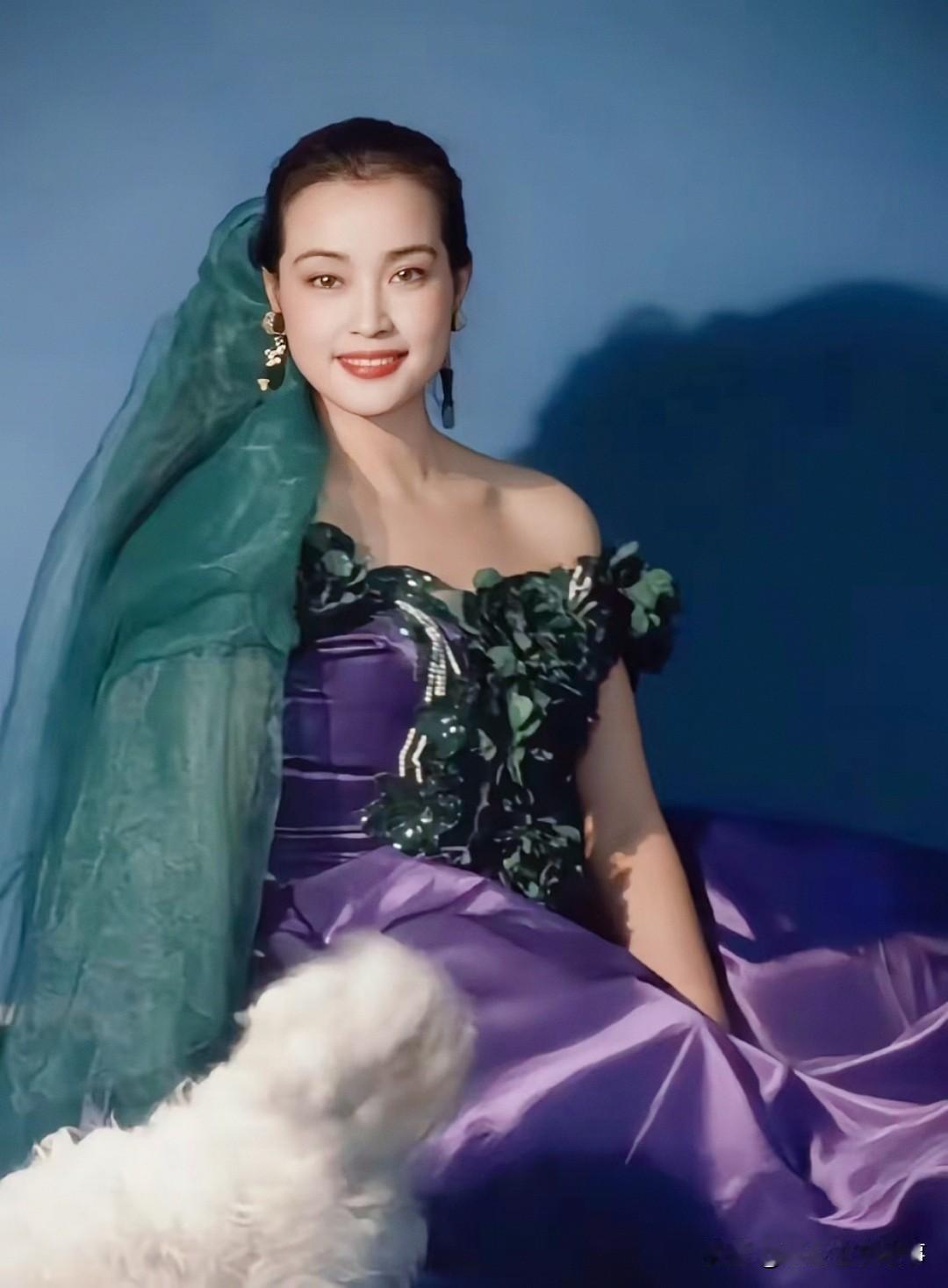 年轻时的刘晓庆真是太美了，没想到她还有这么美的照片，非常富有异域风情。