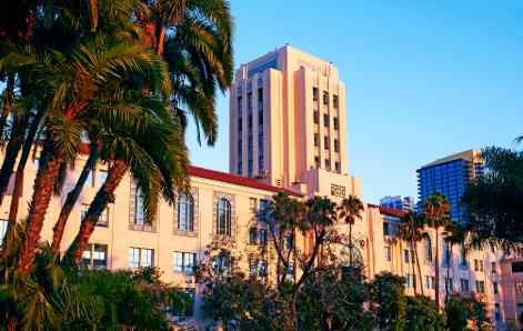 孩子分数“高不成低不就”时，看着身边学霸一个个晒录取通知书，自己熬了十二年的孩子