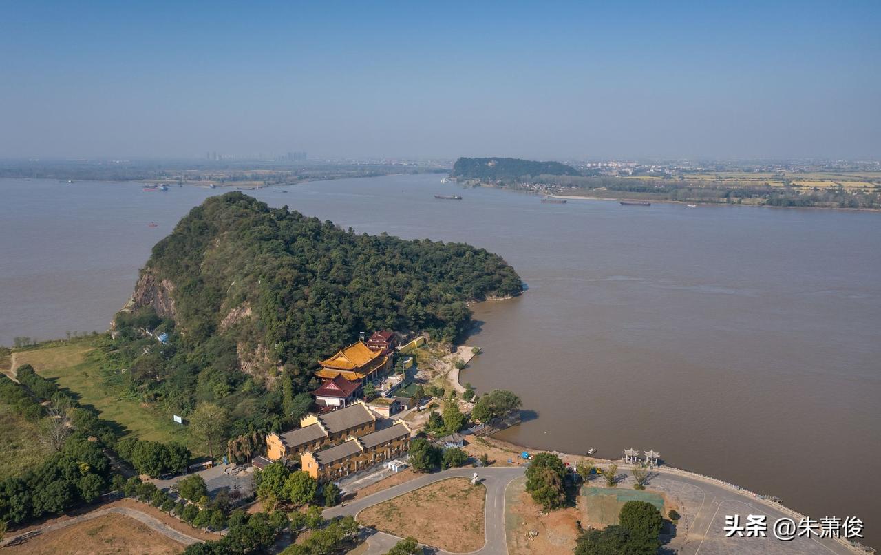 芜湖天门山景区位于芜湖经开区（鸠江区大桥镇）长江北岸，是李白《望天门山》的实景地