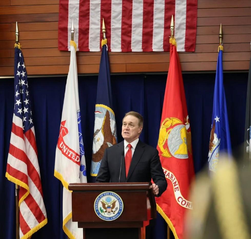 重磅！美国驻华大使强调中美关系正在改善，呼吁美国议员们应该亲自到中国“眼见为实”