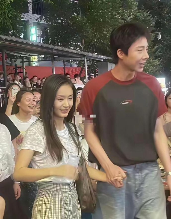 真人比电视上好看很多 