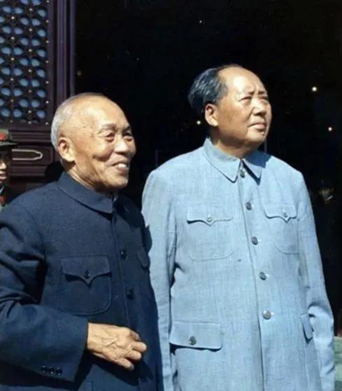 下图是60年代一个国庆节，毛主席和前国民党代总统李宗仁，在天安门城楼的一张罕见合