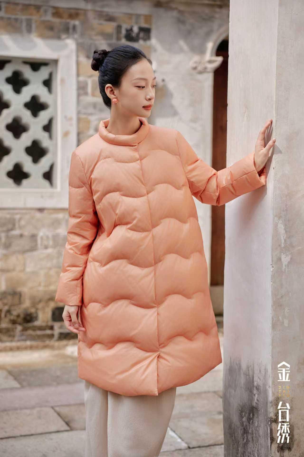 从“绒”意蕴
一抹桔粉，点亮冬日
于丰盈温暖中映衬自在从容
羽绒服