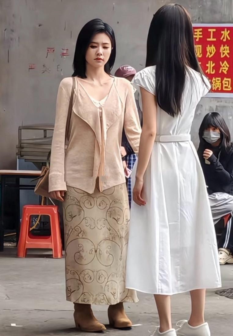 是谁把白鹿拍成这样的[泪奔]把人直接拍成一米五了，除了角度不好，感觉这身衣服也很