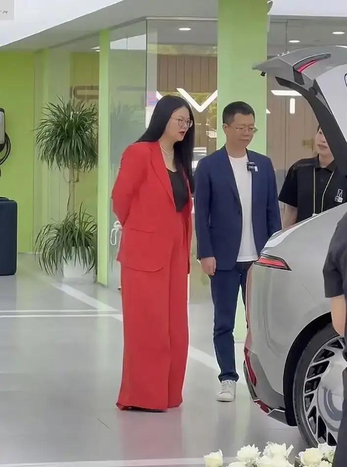 李湘这个身材保持的挺好，
记得几年前她参加健身（减肥）节目，
和很多想减肥的人一